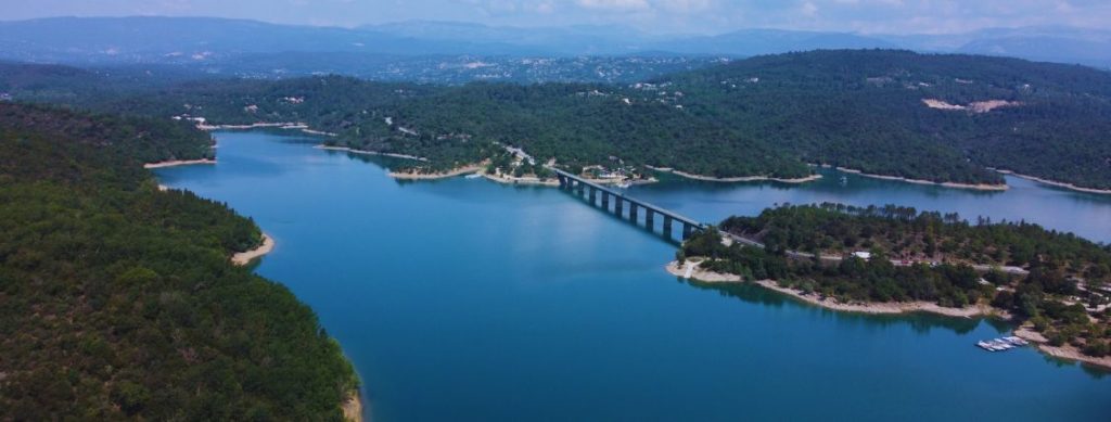 Vue aerienne sur le lac de saint cassien